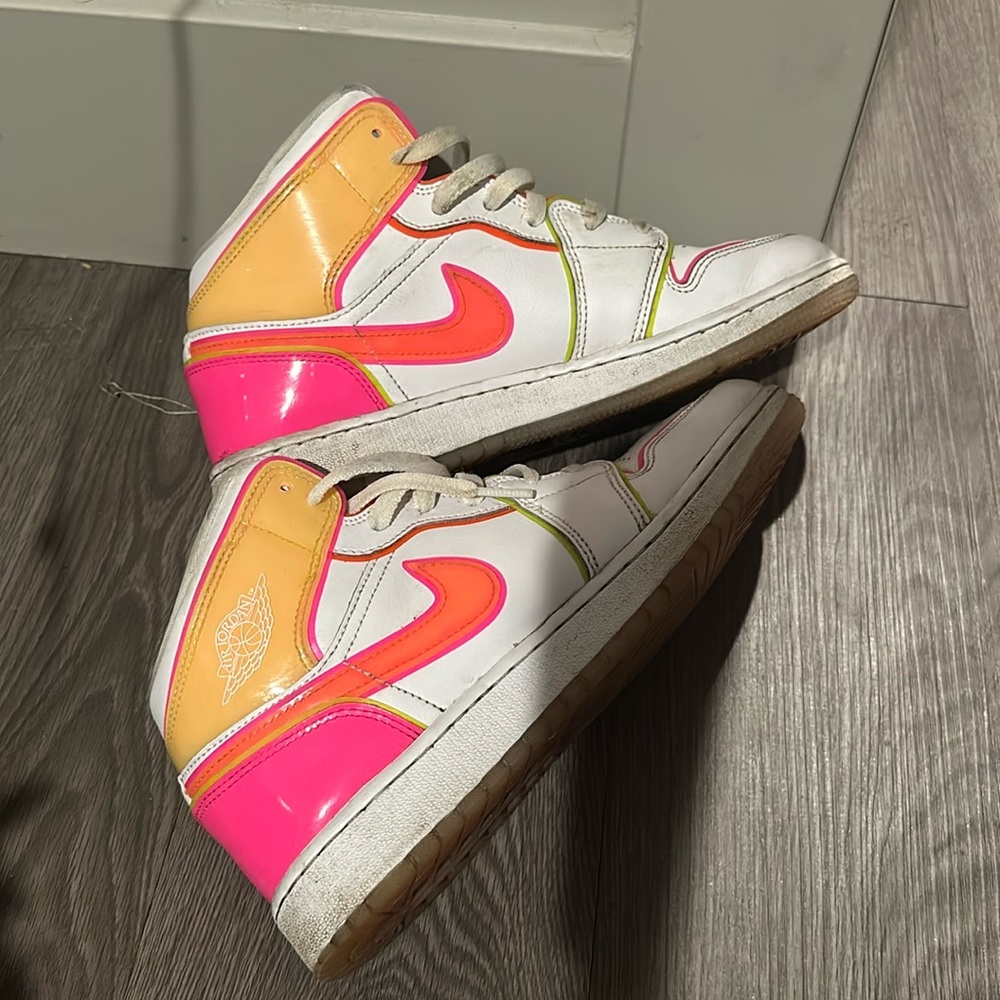 Air Jordan 1 Mid SE Edge Glow size 9